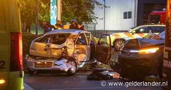 Auto total loss na aanrijding in Ede, straat volledig afgesloten
