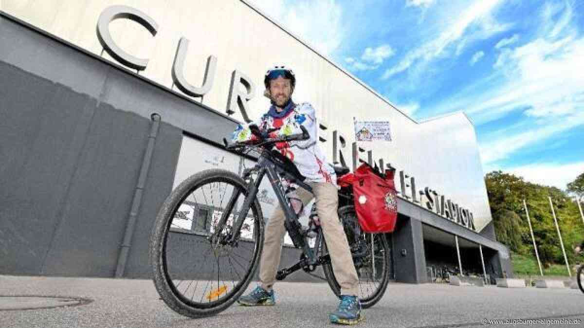 Mit dem Fahrrad zum Stadion: Er radelt zu jedem Auswärtsspiel seines Vereins