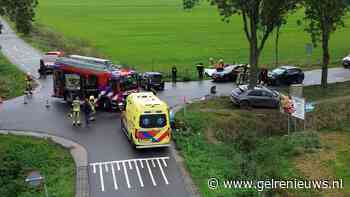 Man en vrouw gewond en kind lichtgewond bij botsing tussen twee auto’s