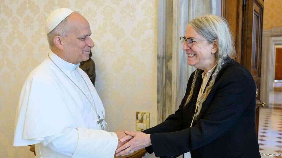 Patti Smith versteckt sich vor Papst Leo – und setzt sofort klare Ansage