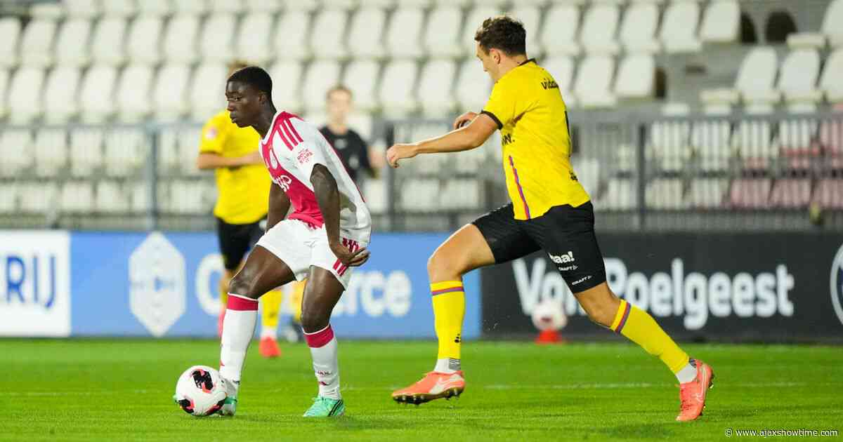 Jong Ajax verliest met ruime cijfers van VVV-Venlo en eindigt duel met tien man