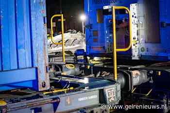 Auto botst op spoorwegovergang tegen goederentrein, hulpdiensten ter plaatse