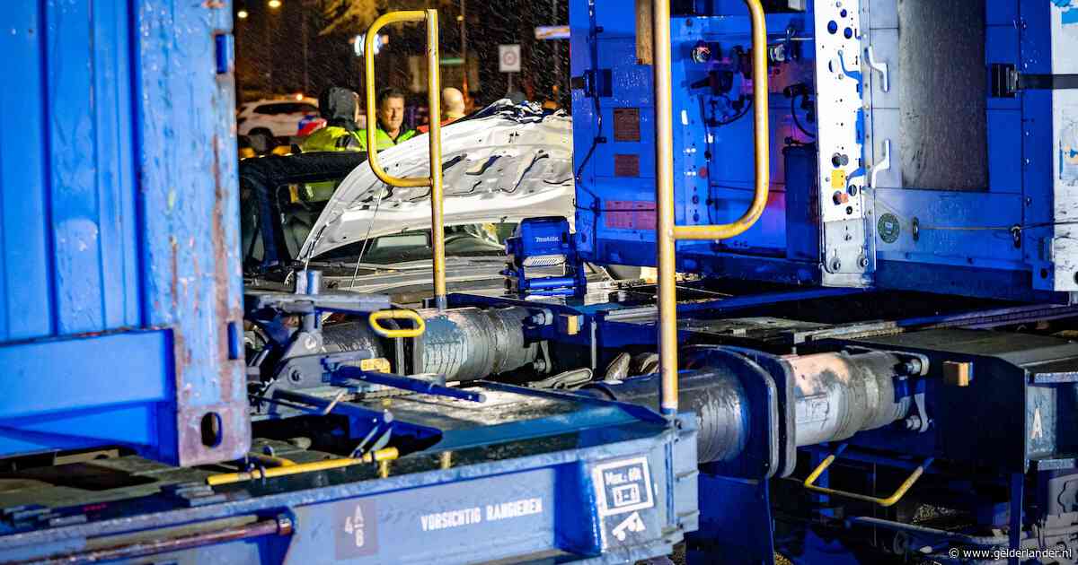Goederentrein botst tegen auto bij Dieren, urenlang geen treinen naar Arnhem