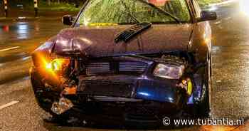 Brandweer bevrijdt persoon uit auto na zware aanrijding in Enschede
