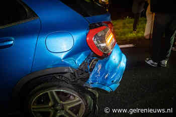 Drie auto’s botsen, brokstukken en kegels vliegen in het rond door hardrijders