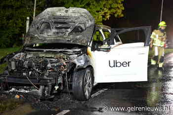Auto vliegt tijdens het rijden in brand, interieur en voorkant volledig uitgebrand