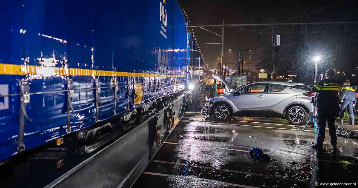 Bestuurder komt met de schrik vrij bij botsing met goederentrein in Dieren, urenlang geen treinen naar Arnhem