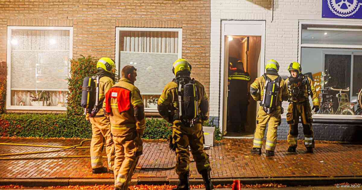 Brandje in woning boven fietsenwinkel in Schijndel, bewoner gaat tekeer tegen politie