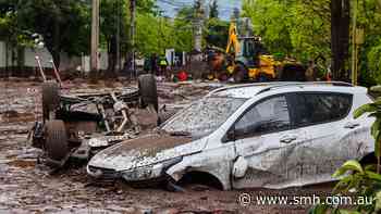 Mudslide carries away cars, bus in Chile’s capital