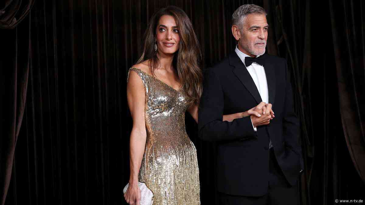 Bei Gala für Gerechtigkeit : Amal Clooney erscheint in goldener Gucci-Robe 
