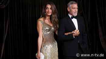Bei Gala für Gerechtigkeit : Amal Clooney erscheint in goldener Gucci-Robe 