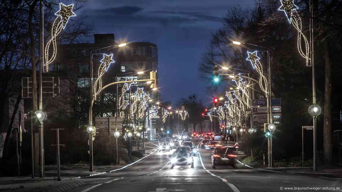 Erster Hauch von Weihnachten: In Wolfsburg wird die Winterbeleuchtung montiert