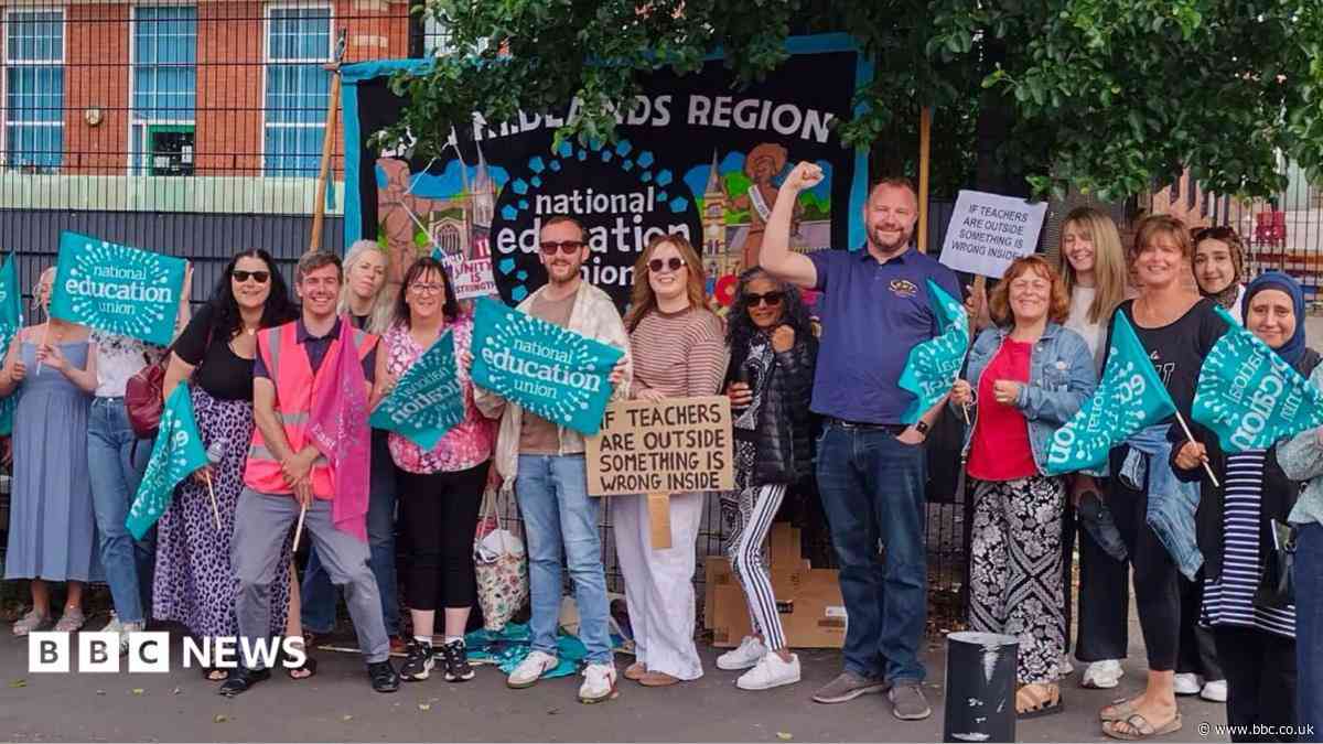Teachers continue city's 'longest school strike'