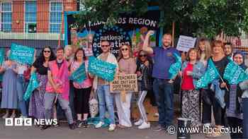 Teachers continue city's 'longest school strike'