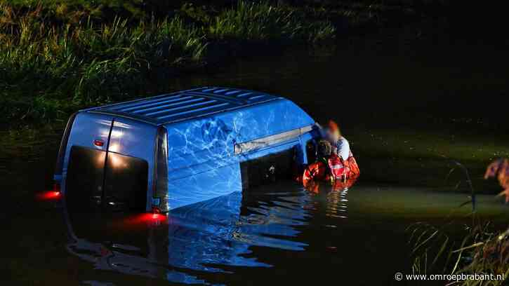 Invalidenbusje belandt in water in Moergestel, brandweer redt inzittenden