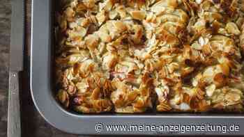 Apfelkuchen vom Blech – mit Sahne-Teig, Apfelspalten und karamellisierten Mandeln