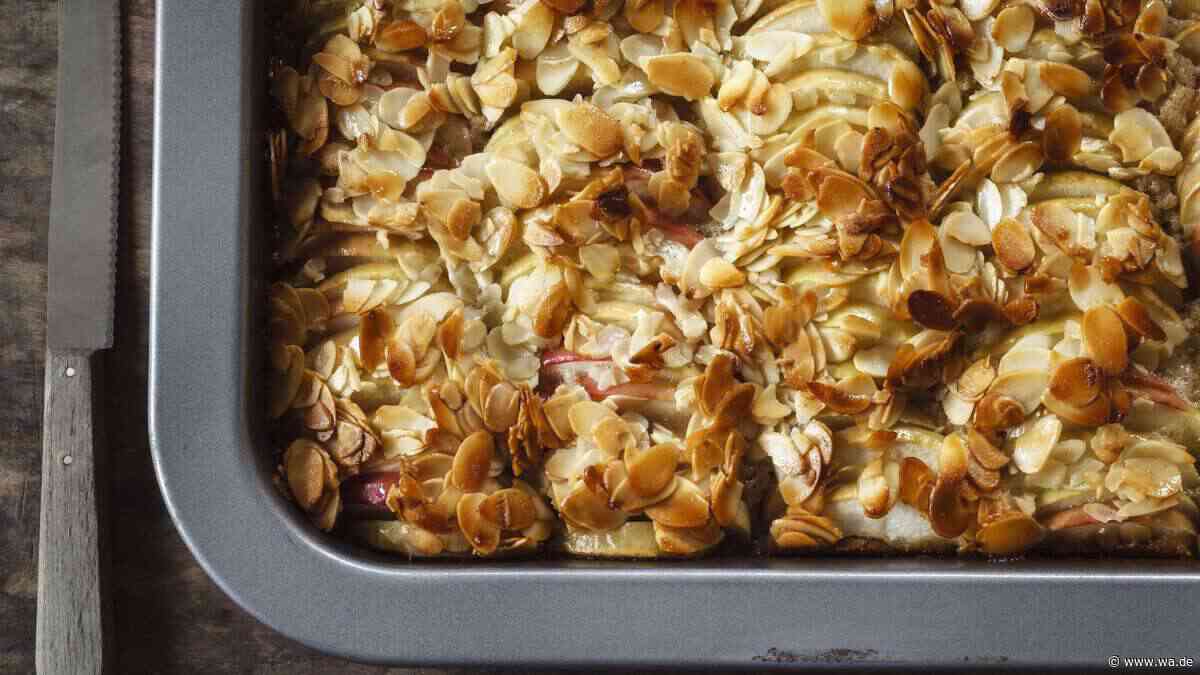 Apfelkuchen vom Blech – mit Sahne-Teig, Apfelspalten und karamellisierten Mandeln