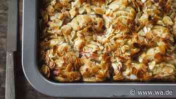 Apfelkuchen vom Blech – mit Sahne-Teig, Apfelspalten und karamellisierten Mandeln