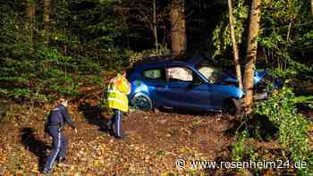 Zu schnell in die Kurve: BMW prallt auf B305 bei Inzell frontal gegen Baum