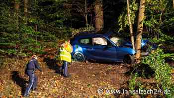 Zu schnell in die Kurve: BMW prallt auf B305 bei Inzell frontal gegen Baum