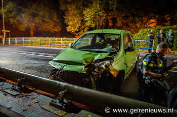 Auto total loss na botsing tegen hekwerk