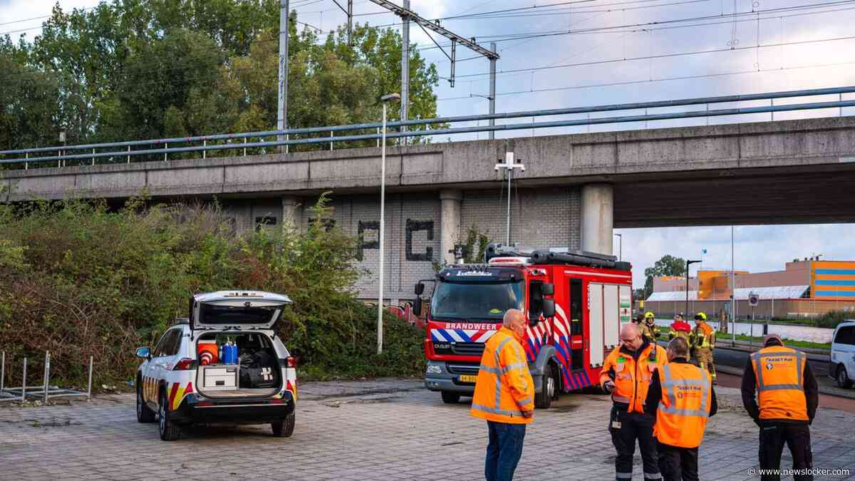 Hele dag geen treinverkeer tussen Rotterdam en Delft: smeulende kabels en een opengeslepen deur bij spoorbrug