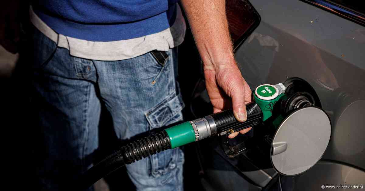 Benzineprijs breekt opnieuw record en is nu even duur als diesel