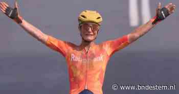 Marianne Vos pakt haar vijftiende wereldtitel en breekt na zware periode: ‘Dit betekent heel veel voor me’