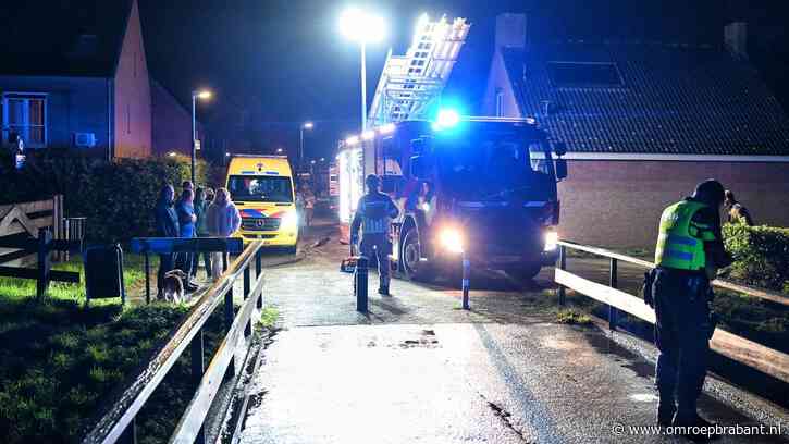 Inzittenden van invalidenbusje uit water gered door brandweer in Moergestel