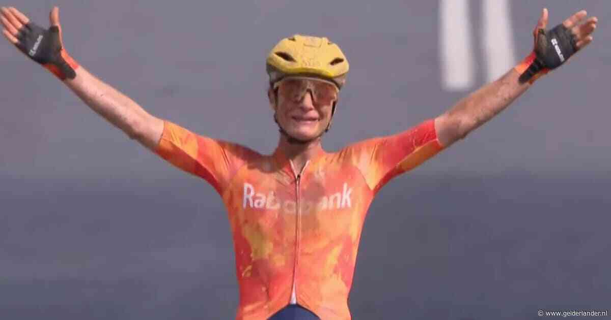 Marianne Vos pakt haar vijftiende wereldtitel en breekt na zware periode: ‘Dit betekent heel veel voor me’
