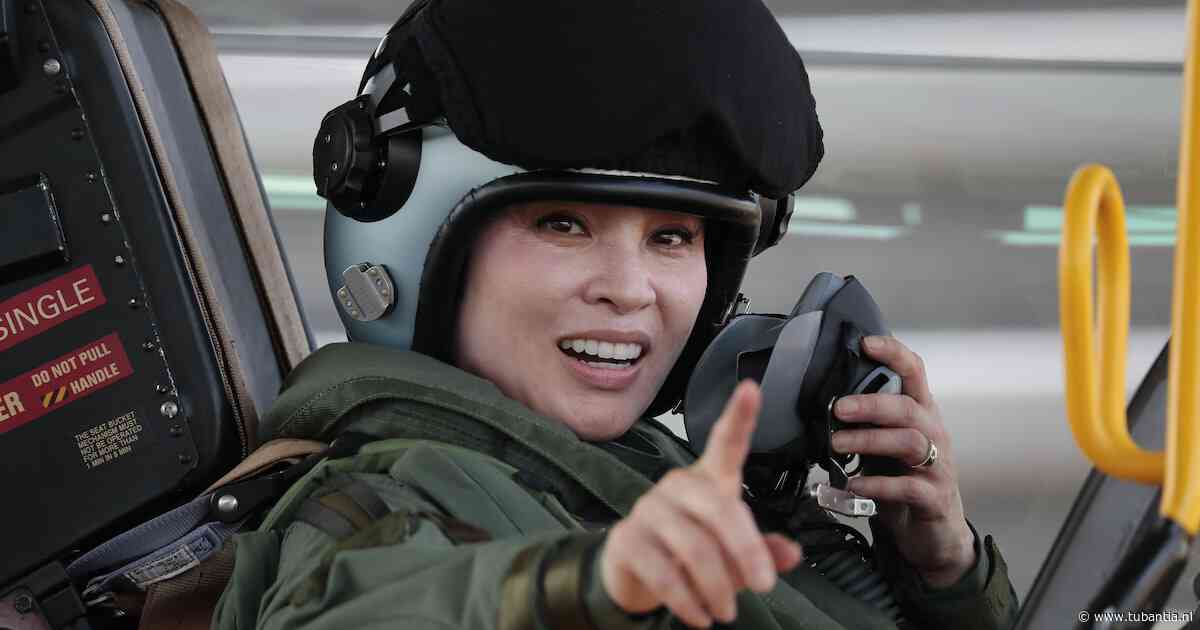 Thaise koningin Suthida vliegt voor het het eerst solo in straaljager en krijgt gouden badge