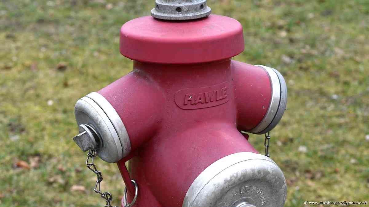 Lastwagen erfasst Hydranten: In Dießen treten große Mengen Wasser aus