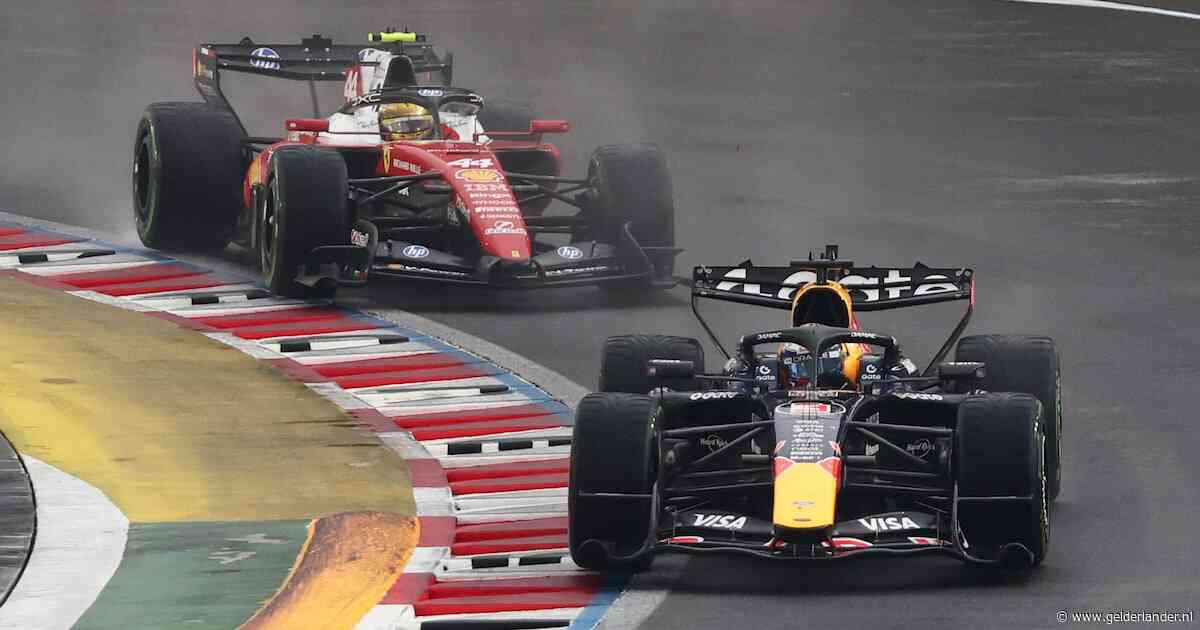 LIVE Formule 1 | George Russell crasht tijdens openingsfase van sprintrace Singapore, Max Verstappen weer aan de leiding
