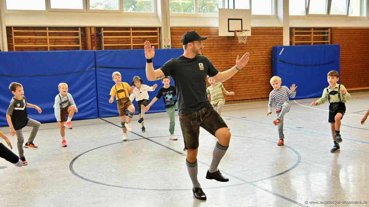 „Plattel-Freestyler“ Mike Echter begeistert Schulkinder fürs Schuhplatteln