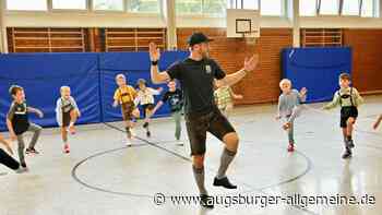 „Plattel-Freestyler“ Mike Echter begeistert Schulkinder fürs Schuhplatteln