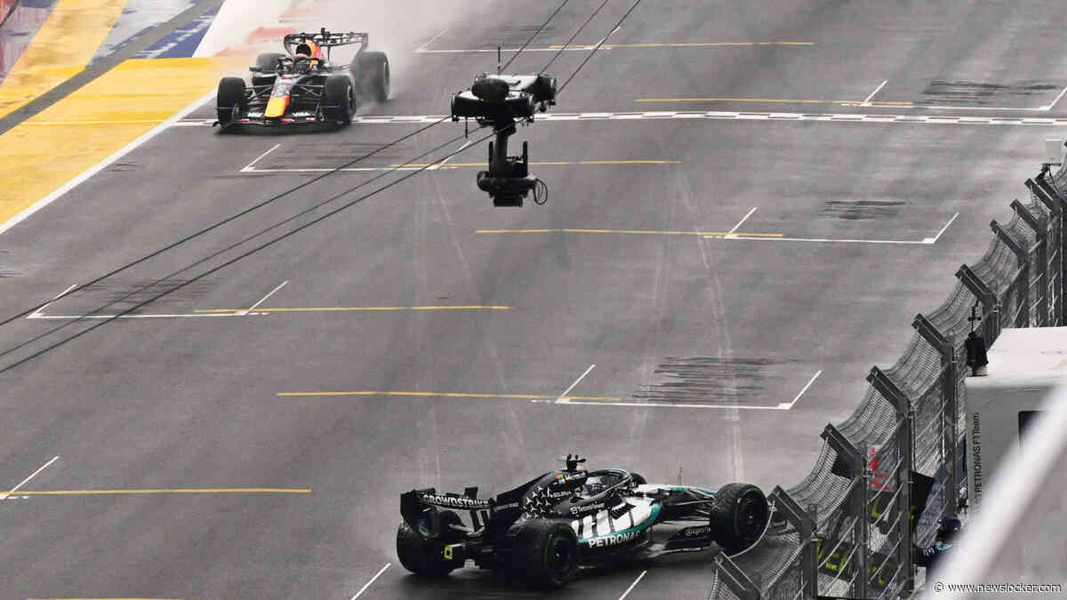 Max Verstappen knalt door en wint natte sprintrace in Singapore, George Russell crasht