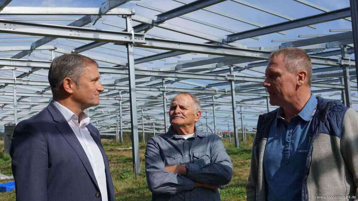 Riesige Agri-Solaranlage in Buchbach: Traktoren haben unter 26.000 PV-Modulen Platz