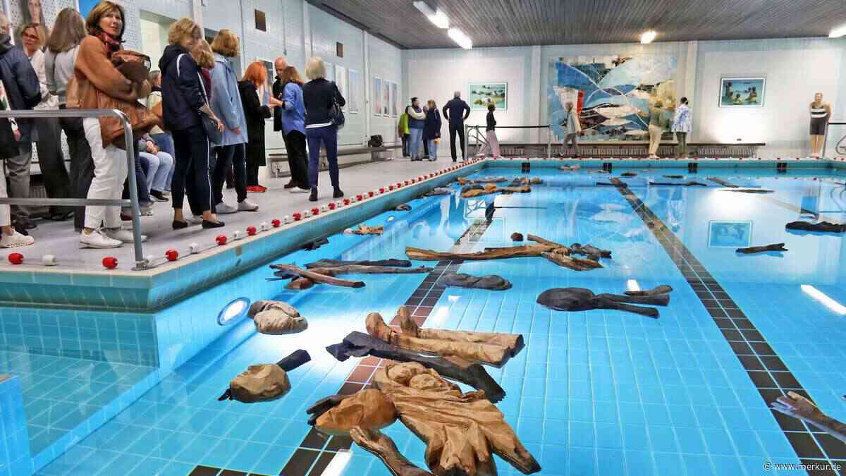 Kunst im alten Lochhamer Schwimmbad: Socken aus Holz in der Umkleide