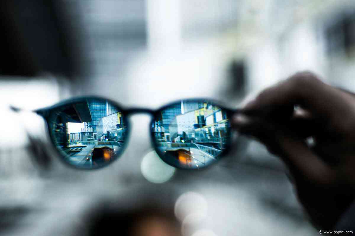 How to tell if someone is wearing smart glasses near you