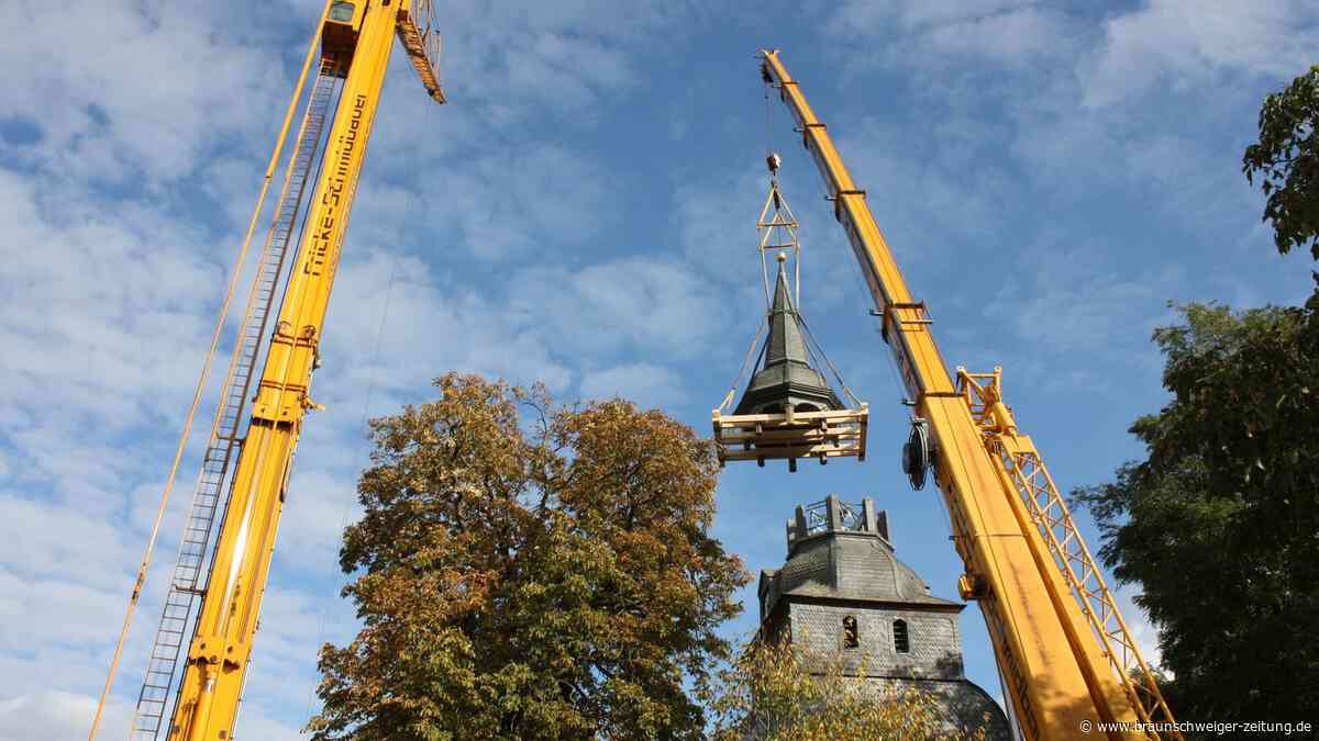 Was für ein riesiger Kraftakt: Kirchturmspitze im Kreis Peine schwebt zu Boden