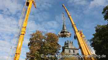 Was für ein riesiger Kraftakt: Kirchturmspitze im Kreis Peine schwebt zu Boden
