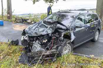 Unfall im Erzgebirge: VW kracht auf Anhänger