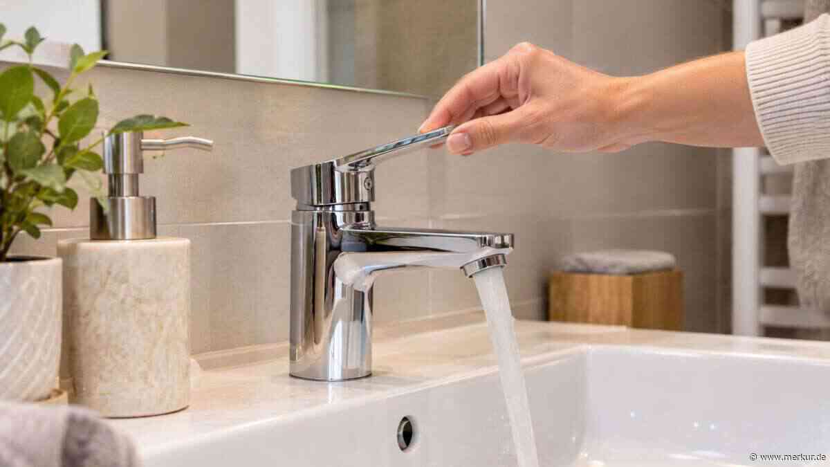 Der Klempner dreht den Wasserhahn im Badezimmer von einem Ende zum anderen, bevor er geht – er tut das nicht, um die Temperatur einzustellen