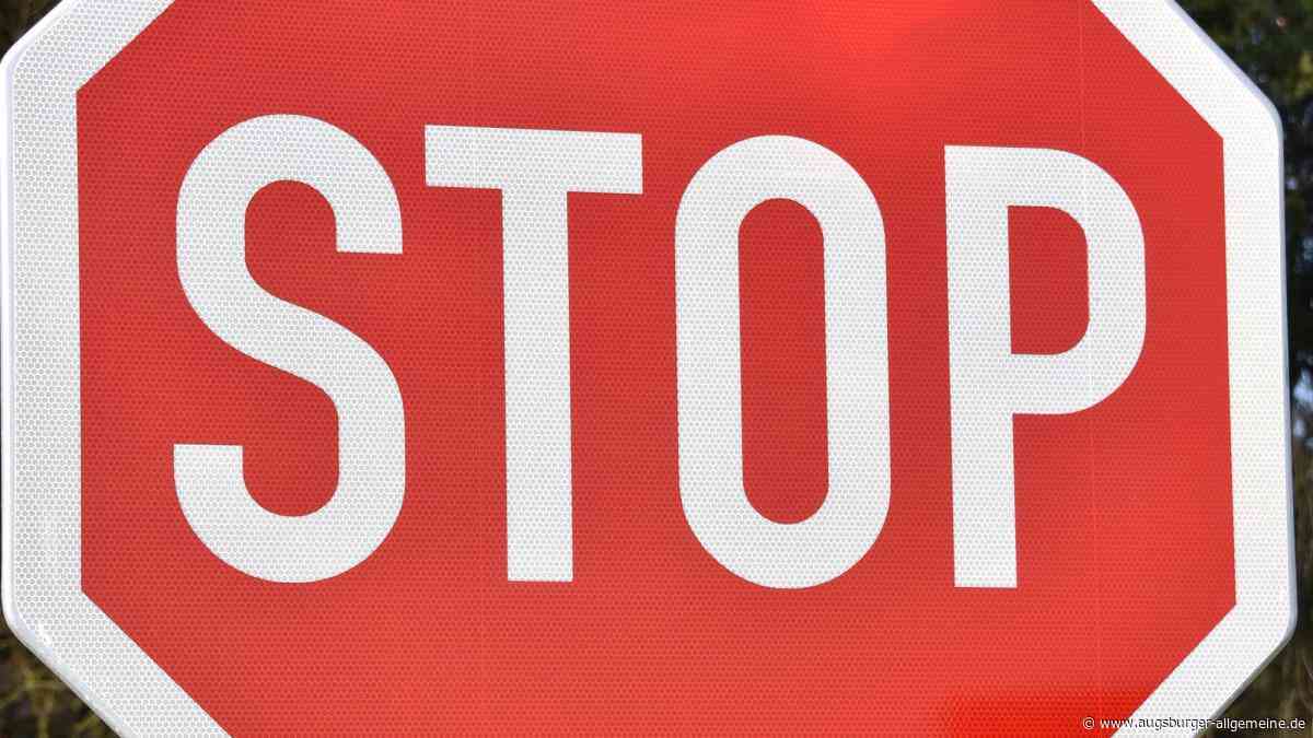 Hoher Sachschaden: Autofahrerin missachtet Stopp-Schild