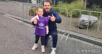 Eerste kinderen over de finish van de Kidsrun, duizenden deelnemers op de korte afstanden van de marathon