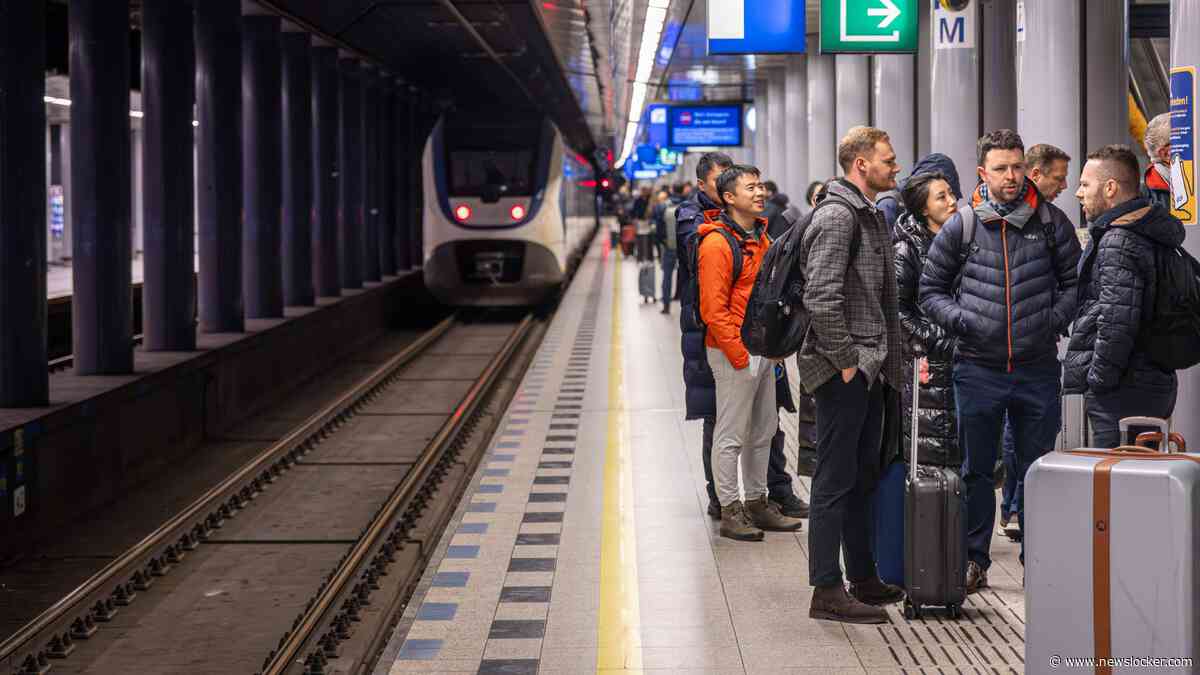 Drukte op Schiphol door stroomstoring, meerdere treinen geannuleerd