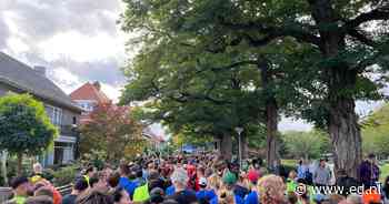 Drukte bij de start voor de City Run, 5 kilometer rennen als slotstuk van het zaterdagprogramma