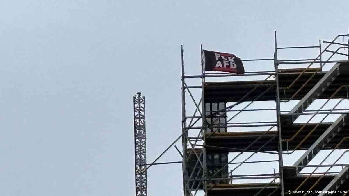 Unbekannte hissen Anti-AfD-Fahne auf Perlachturm – nun gibt es eine Anzeige wegen Hausfriedensbruch
