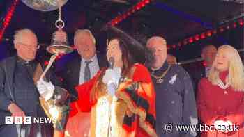 Bell rung to mark the start of 732nd Hull Fair