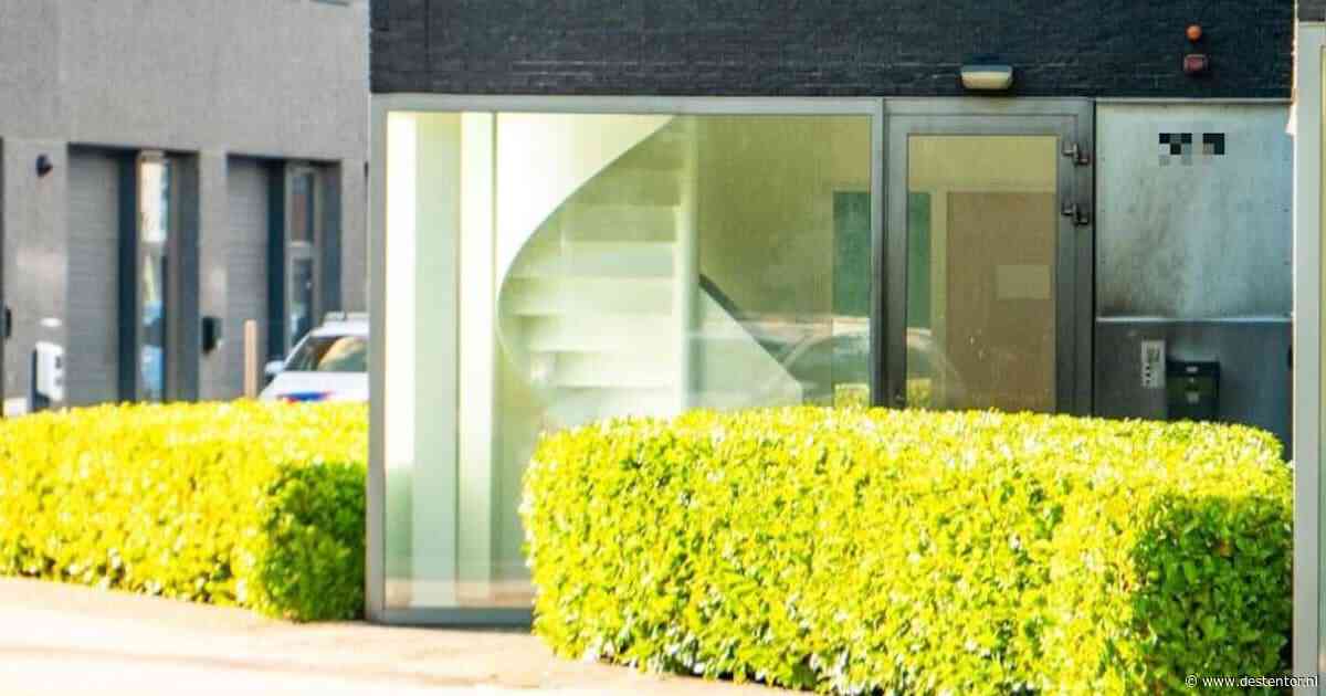 Omgeving bij deur van bedrijfspand in Almere kleurt zwart, maar wanneer is dat ontstaan?